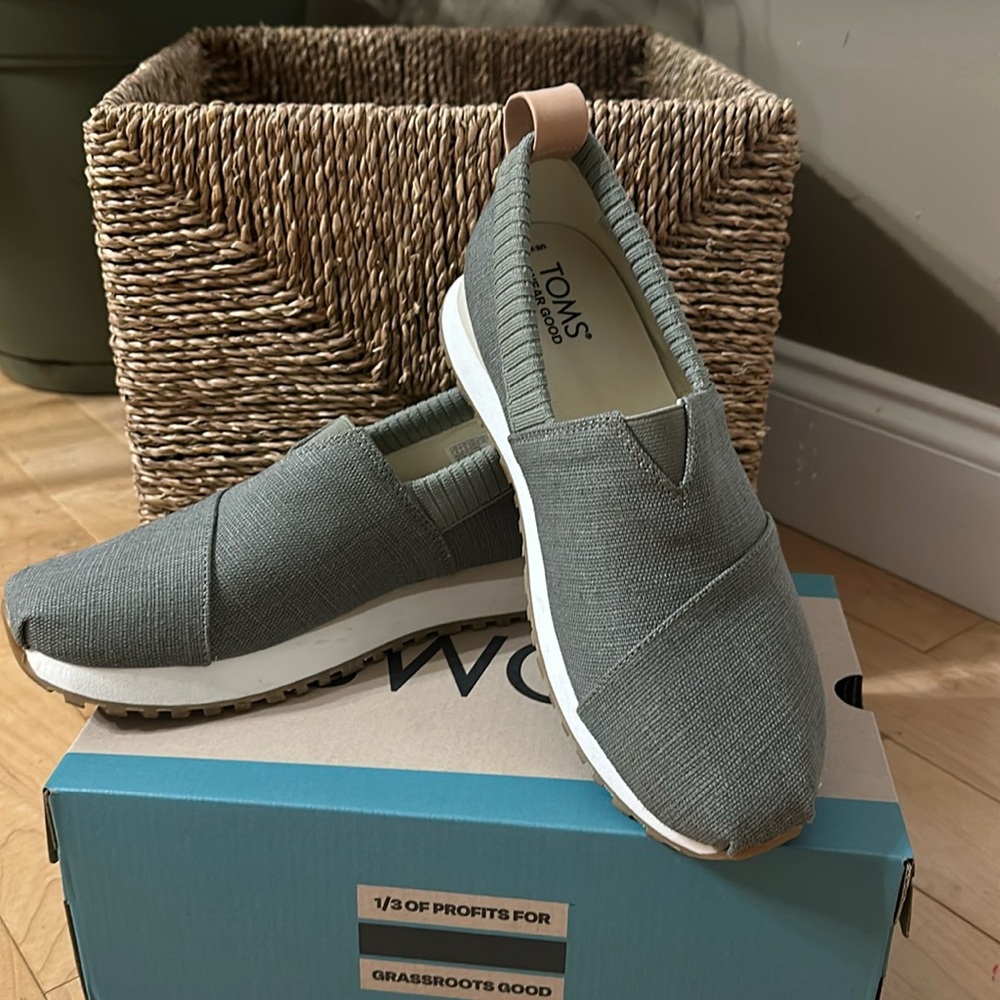 New Tom’s slip on sneaker. Women’s size 8.